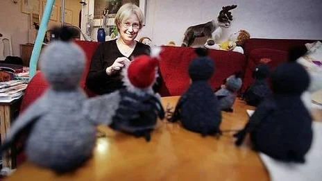 Soffhörnet i vardagsrummet är Eva-Lotta Staffas favoritplats. Här, i halogenlampans ljus, skapar hon sina kajor, som fått namnet Corvus Upsaliensis. Corvus är första ledet i kajans latinska namn Corvus monedula.