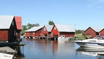 Kommunen säljer den tidigare utarrenderade marken till båthusägarna i Fågelsundet.