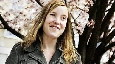 Åsa Ericsdotter debuterade som 17-åring med diktromanen Oskyld och blev mycket omtalad i medierna. Nu har hon tröttnat på uppmärksamheten, säger att det inte passar henne att sitta i tevesoffor. När Förbindelse recenserades i mars stannade hon i Paris, höll sig undan.