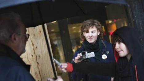Linus Sundberg och Amins Bäckström intervjuar Sune Sandberg. Elever i klass 9 från Uppsala Waldorfskola har ett filmprojekt