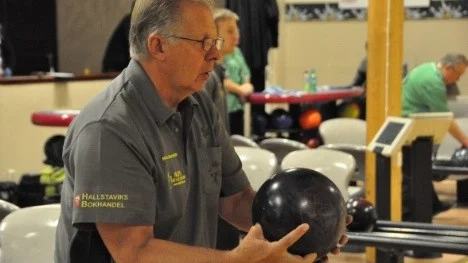 Kurt Hafdell i bowlingklubben Rullarna koncentrar sig.  *** Local Caption *** BOWLING. Kurt Hafdell i bowlingklubben Rullarna koncentrar sig.