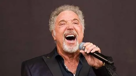 Tom Jones är en publikfriare som samtidigt vågar utmana. Bilden är tagen på Glastonburyfestivalen i somras.