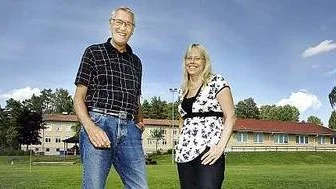 Lars-Erik Eriksson och Erika Åhström vid platsen där den nya sporthallen i Knuby planeras att byggas.