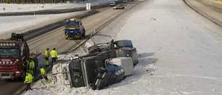Långtradare körde av vägen på E 4
