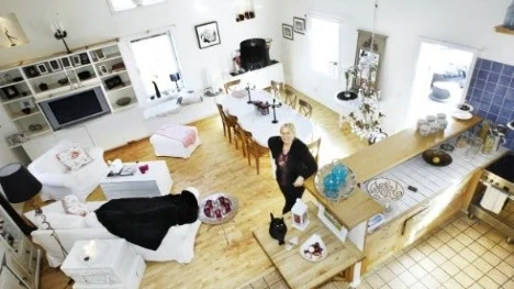 "Hemma hos" - reportage hos Marika Sandberg, Åloppe, som bor i en gammal kvarn, vardagsrummet från trappen till ovanvåningen