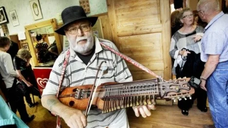 Hasse Gille spelar nyckelharpa.