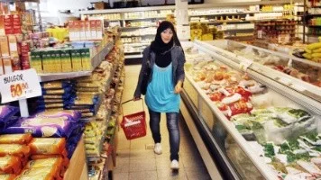 Samar Ayesh handlar inför Ramadan.
