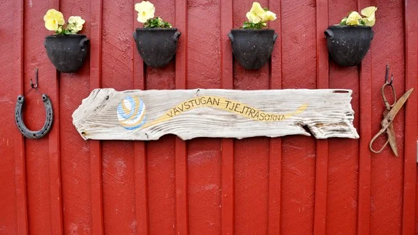 Tjejtrasorna har en gemensam vävstuga på Raggarön utanför Östhammar.