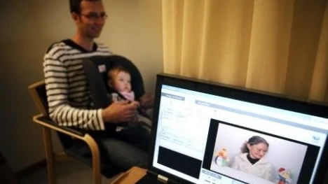 Saga Storåkers, 6 månader, deltar i ett forskningsexperiment på Spädbarnslabbet på Psykologiska institutionen. Mamma Anna Hägglund och pappa Dan Storåkers.
