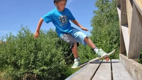 Emil Wideen, 12, skejtar i Alsike i Knivsta  *** Local Caption *** Emil Wideen, 12, har skejtat i tre år. Sedan den nya rampen kom upp i Alsike, Knivsta, i lördags har han skejrtat där flera timmar om dagen.