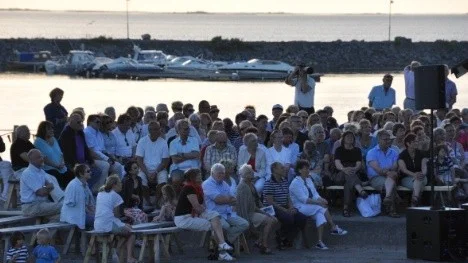 Öregrundsmåndag med Barbro "Lill-Babs" Svensson
allsångsledare Anna-Karin Nytell Oldeberg  *** Local Caption *** Öregrundsmåndag med Barbro "Lill-Babs" Svensson
allsångsledare Anna-Karin Nytell Oldeberg