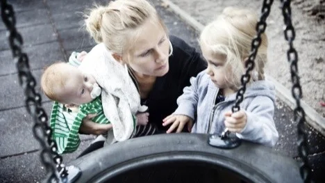 Anna Blomqvist med sina barn Majken och Moa Bernelind.