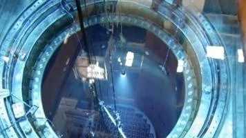 I reaktorhallen har reaktortank locket lyfts av i översynen av Forsmark 2.