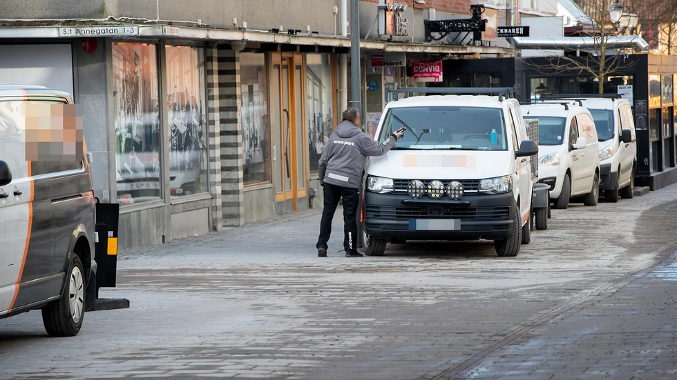 Flera bilar fick på tisdagsmorgonen den signifikant gula lappen, med anmodan att betala 800 kronor på grund av felaktig parkering, fäst under sin vindrutetorkare.