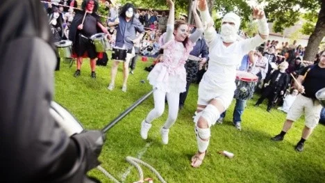 dragkamp i Vattholma. Folk från Vattholma med omnejd klär ut sig och tävlar mot varandra i dragkamp på midsommardagen.

Rasbokilborna var utklädda till häxor, zombies och annat hemskt.