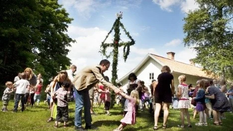 Midsommardans på Linnés Sävja.