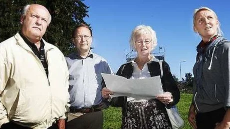 Centerpartiets kommunkrets med Lars O Ericsson, Curt Malmstedt, Rigmor Stenmark och Anne Lennartsson vill bara se 50 lägenheter i det omdiskuterade området.
