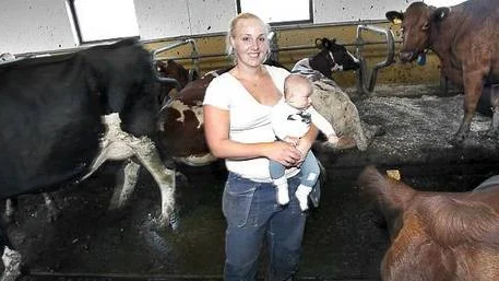 Ekobonden Jenny Alm har med sig yngsta sonen Linus bland korna på egna gården. Hon tycker att kalvarna blir pigga och fina av att stanna fyra dagar hos sina mammor.
