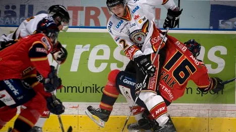 STOCKHOLM 20091112 Nichlas Falk i Djurgården och Robin Andersson i Luleå i närkamp när lagen möttes på Hovet i stockholm i elitserien i ilshockey på onsdagskvällen.
Foto: Anders Wiklund / SCANPIX kod 10040