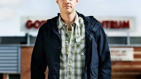 UNT:s Gottsundabloggare Christian Killiner har på sig Jacka, 1 495 kr, Lyle & Scott/Holmlunds. Skjorta, 499 kr, East West/Brothers. T-shirt, 199 kr, Iceman/Marks N Brands. 
Chinos, 599 kr, Emilio, MQ. Skor, privata.