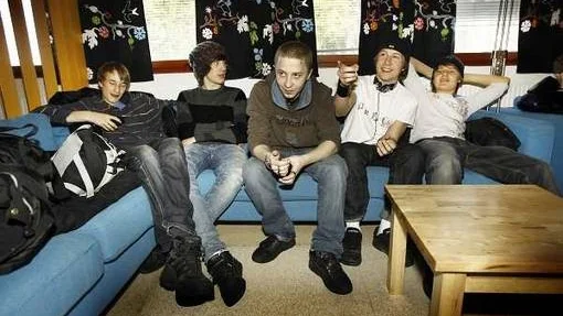 Vincent Lindqvist, Douglas Svedberg, Martin Sundberg, Oliver Clevehielm och Marcus Pirilä vid fritidsgården i Storvreta.