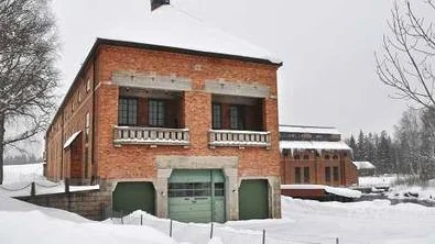 Kraftbolaget Fortum ogillar delar av de områdesbestämelser för Untra kraftverk och kraftverksby som fastställts av Tierps kommun. Fortum är rädd att förutsättningarna för framtida och effektiv elproduktion försvåras och om så blir fallet hotas kommunen av omfattande skadeståndsanspråk.