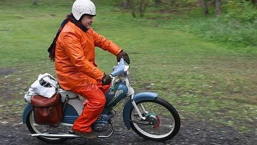 Jonas Moberg kom med sin veteranmoppe, packad med mat och dryck. Mopperacet i Österbybruk är en social tillställning där moppefantaster träffas och umgås. Foto: Christer Bergström
