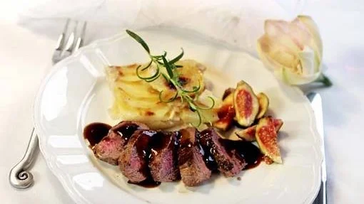 Rosmarinstekt lammfilé med chêvregratäng och fikonsalsa
