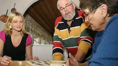 Ivar Jansson och Therese Edberg framför familjen Janssons hus i Rönnby i Östuna.