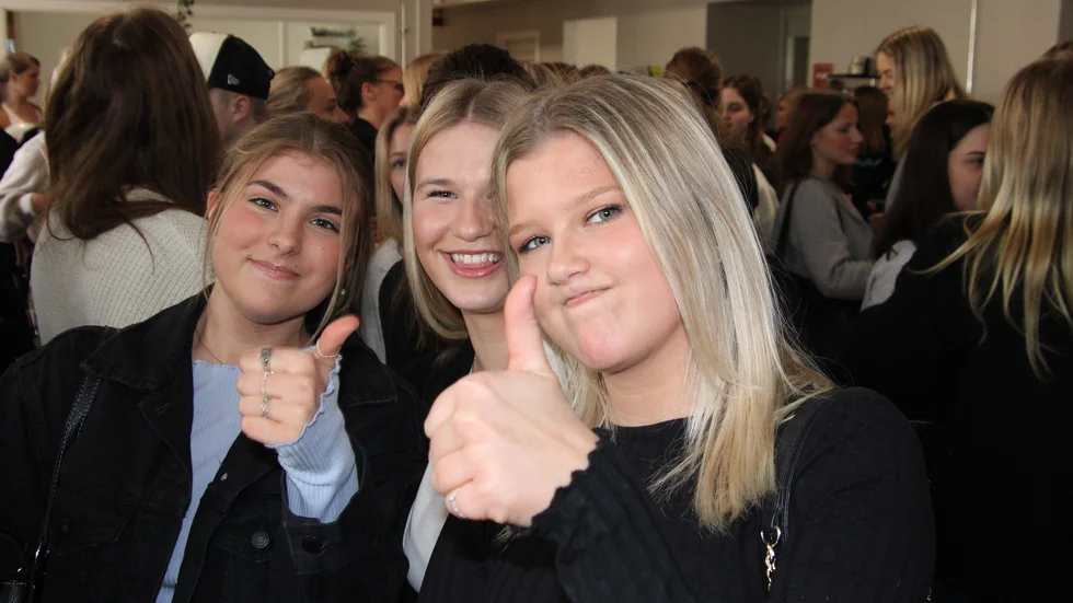 Klara gymnasium har flyttat till nyrenoverade lokaler vid Hamngatan 2. Maja Rasmussen, Amanda Norlin och Maja Eifrem gör tummen upp för flytten. 