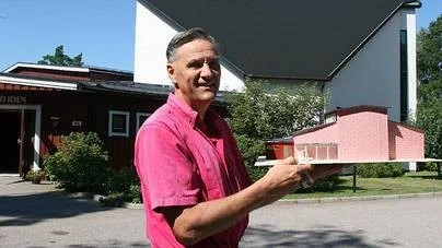 Pastor Lasse Levén visar en modell av den tilltänkta utbyggnaden.