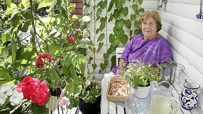 Anna-Gretha Lönsjö är förtjust i klätterväxter eftersom det ger ett så ombonat och vackert intryck.