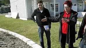 Trädgårdsdesignern Eva Myhre rycker ut och hjälper familjen Johansson-Linderson, nyblivna trädgårdsägare i Alsike.