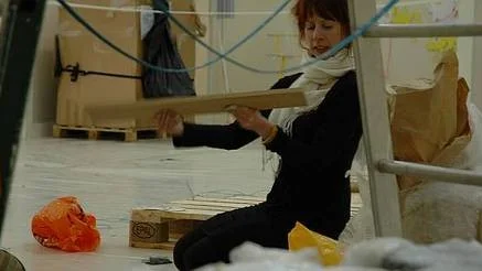 Karin Robling arbetar med sin utställning.