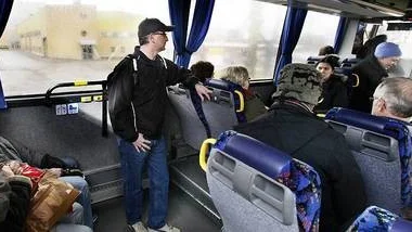 Att resenärer ofta måste stå upprör många resenärer på buss 811, bland andra Daniel Schweizer, i keps,  från Johannisfors.