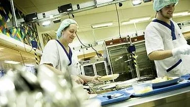 I köket på Akademiska sjukhuset tillagas omkring 3 000 portioner per dag. Där arbetar bl a Sofie Tunberg och Jakob Willerström.