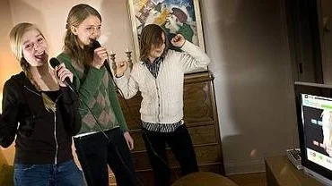 Henrietta Dalman, Anna Hall och Agnes Thörn älskar Singstar.