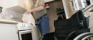 ''Det är klart att byxor och tröjor slits en del''