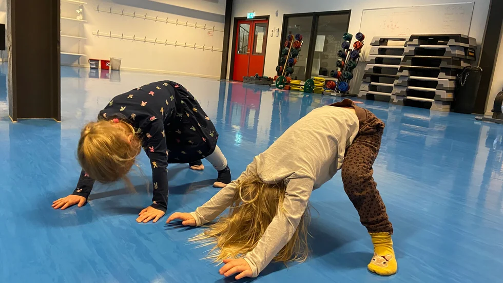 Det blev både styrke- och konditionsövningar när barnen på förskolan Gersnäs besökte Friskis och svettis för ett gympapass. 