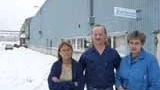 Susanne Eklund, Conny Gelinder och Annika Holmgren (t h) har tvingats välja mellan att riskera arbetslöshet eller att flytta närmare 30 mil när Fagersta Seco i Österbybruk ska säljas.