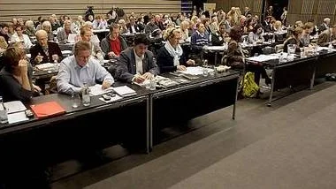 Redan vid första sammanträdet i nya huset reagerade politiker politiker på lukten från golvet. Den orsakades av höga halter av alifatiska kolväten.