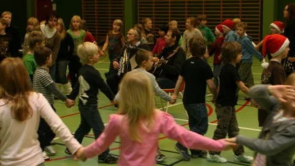 Ringdans med jultema.