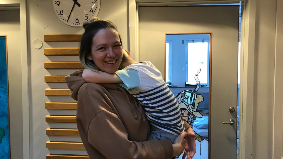 Mamma Olena Dorozhkina, 35 och sonen Makarii Zhychyn, 5,  försöker anpassa sig till det nya livet i Sigtuna.