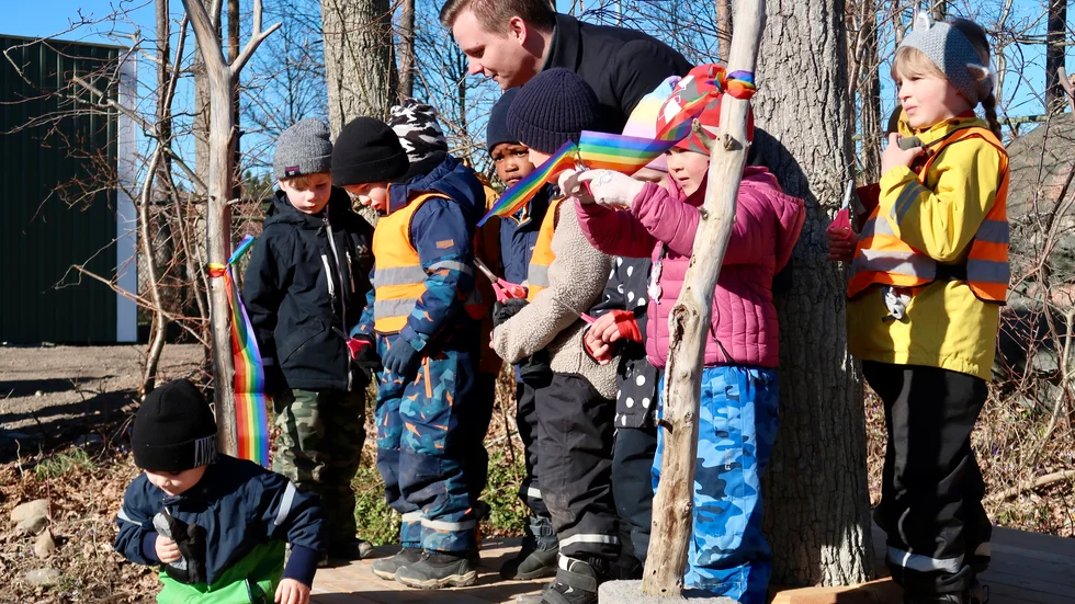 De första barnen flyttar in till den nya förskolan redan på måndag. På bilden klipper barn- och utbildningsnämndens ordförande Marcus Fridlund invigningsbandet tillsammans med hjälpsamma förskolebarn.
