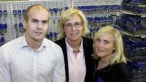 Erik Persson tillsammans med mamma Helène Persson och kusinen Anna Johansson.