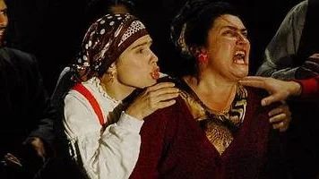 Utvandrare i vår samtid. Ali-Reza Modjallal, Suzanna Santrac, Catherine Westling och Iso Porovic gestaltar Vilhelm Mobergs Utvandrarna förlagd i vår samtid i en hyllad uppsättning som gästar Upsala stadsteater.