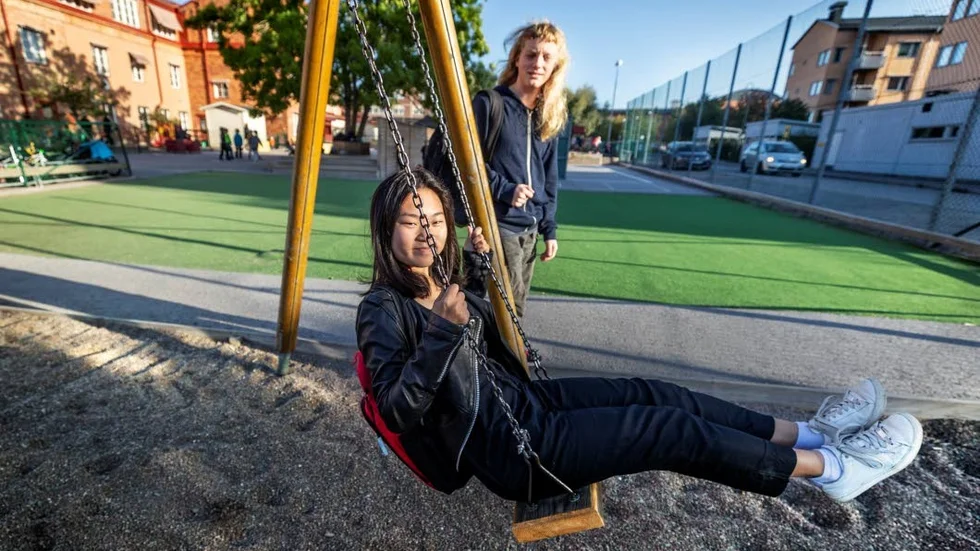 De små barnen som går på Gluntens Montessoriskole har nog roligast på skolgården, tror Ella Bråholm och Benjamin Hellblom. För de yngre finns det mycket att göra.