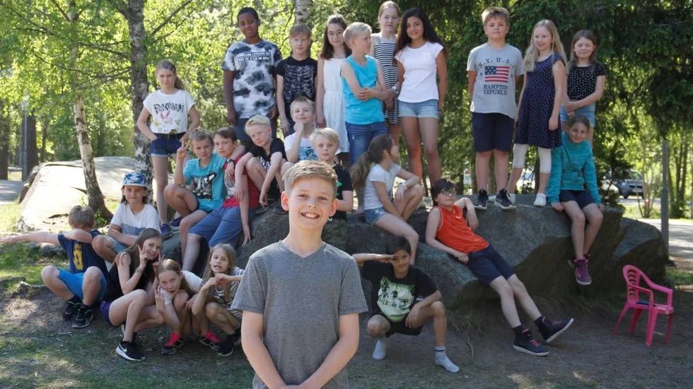 Här är majblommebarnen i klass 4A och 4B på Ängbyskola. Karsten Rosendals klass 4B sålde majblommor för totalt 31 000 kronor, vilket inbringade 3 000 kronor till klasskassan.