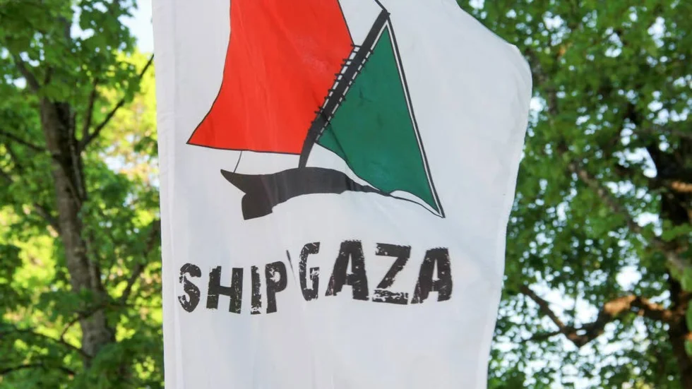Flaggan med texten Ship to Gaza vajade i vinden vid Stadsträdgården.