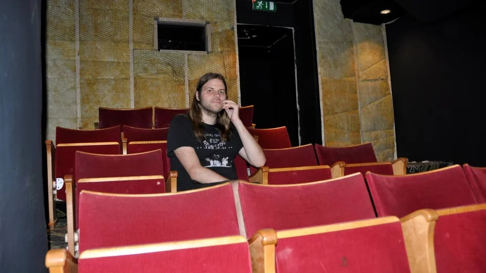 Fyrisbiografens bakficka med 29 platser renoveras i sommar. Simon Säfström, en av tre anställda på bion, testar de nygamla stolarna som just nu monteras.